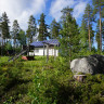 Ruuhimäki Camping - Spielplatz, dahinter Servicegebäude